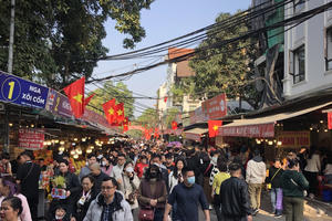 Dòng người chen lấn vào phủ Tây Hồ vào vái lễ đầu năm