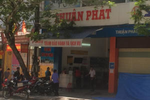 Nóng: Phát hiện vật thể nghi mìn ngay vỉa hè đường Nguyễn Huệ