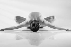 Thái Phiên và bộ ảnh nude art yoga độc đáo
