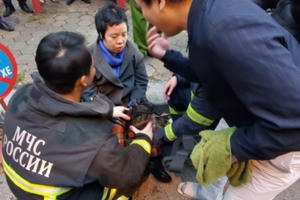 Giải cứu 3 người mắc kẹt trong ngôi nhà 6 tầng bị cháy ở Hà Nội