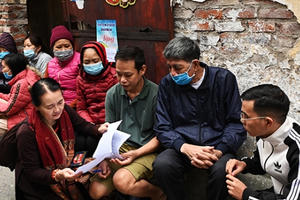 Câu lạc bộ Thanh niên Phật tử chùa Quán Sứ thăm và tặng quà tại "xóm chạy thận"