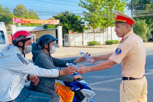 Cảnh sát giao thông Đồng Nai đồng hành cùng người dân trên mọi nẻo đường về quê đón Tết