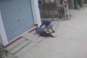 Bắt giữ nghi phạm đâm gục người đàn ông giữa đường ở Hà Nội