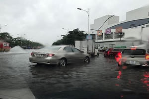 Hà Nội mưa lớn, khắp ngả đường bắt đầu ngập, cây đổ chắn phố