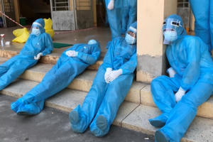 Dịch COVID-19: Cán bộ y tế không cần phải mặc đồ bảo hộ kín mít