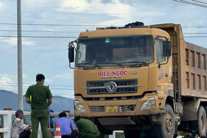 Đi xe máy va chạm ô tô, vợ tử vong, chồng may mắn thoát nạn