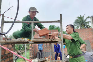 Công an Đắk Lắk dầm mình trong mưa xây nhà cho dân