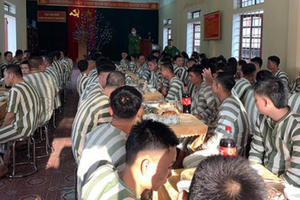 Ấm lòng bữa cơm tất niên của những người lầm lỡ