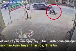 Video: Kinh hoàng cảnh người đàn ông bị nhóm côn đồ truy đuổi, tấn công phải bỏ chạy thục mạng