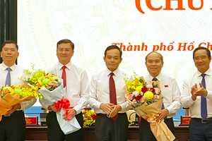 Trao Quyết định phê chuẩn kết quả bầu 3 Phó Chủ tịch UBND TP HCM