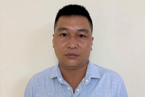 Trộm cạy cửa xe Mercedes giữa hầm chung cư lấy 64 triệu đồng