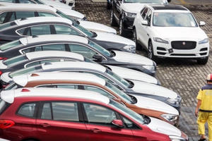 Ô tô ế nặng hạ giá, hết thời giở trò mua xe Tết ép ‘bia kèm lạc’