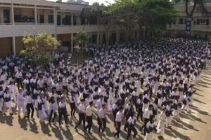 [Clip]: Học sinh cả trường nhảy Flasmob "Bống bống bang bang"