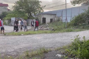 Công an thị trấn Vân Đình đang xác minh làm rõ việc một nhóm người lạ vào phá tường rào của người dân