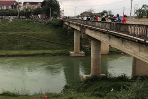 Xe bán tải mất lái lao xuống cầu từ độ cao khoảng 30m, tài xế may mắn thoát chết