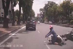 [Clip]: "Ninja nội chiến" ngã nhào trước đầu ô tô