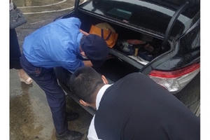 Bảo vệ Bệnh viện Đa khoa Phúc Lâm ngang nhiên khám xe của phóng viên