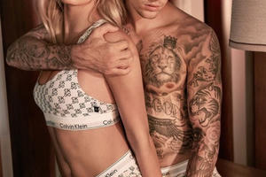 Vợ chồng son Justin và Hailey Bieber gây ‘sốt’ với loạt ảnh nội y