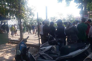 Nhóm công nhân thuê sửa hồ cá bị điện giật, 1 người tử vong