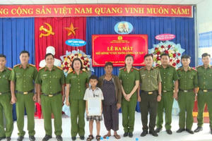 Vòng tay ấm của người chiến sĩ – Nâng bước em nhỏ mồ côi đến trường