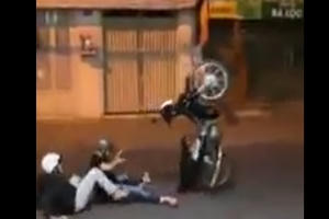 Clip: “Chết cười” với hai thanh niên điều khiển xe máy trong lúc say xỉn và nhận cái kết đắng