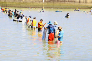 Hàng ngàn người đổ về hồ Trị An dự ‘mùa hội săn cá’ hiếm có trong năm