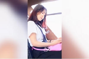 Cư dân mạng sục sôi truy tìm "Thiên thần trên xe buýt"