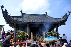 Những đền chùa xin tài lộc linh thiêng Phật tử ùn ùn đi lễ đầu năm