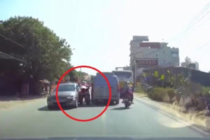 Vượt ẩu người phụ nữ thoát chết trong gang tấc