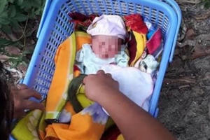 Mở chiếc giỏ nhựa màu xanh phát hiện bé gái sơ sinh nặng 3,2 kg