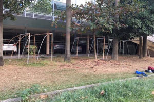 Trung tâm văn hoá thể thao phường Nghĩa Tân biến thành bãi trông giữ xe ô tô