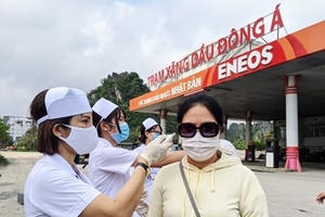 Xét nghiệm nhanh Covid-19 tại các chốt kiểm soát cửa ngõ Hải Phòng