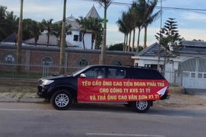 Dán ảnh, căng băng rôn "diễu hành" khắp tỉnh để... đòi nợ