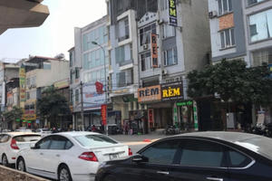 Hà Nội: Nhà hàng ngang nhiên “trưng dụng” lòng đường quốc lộ 32 làm bãi đỗ xe?