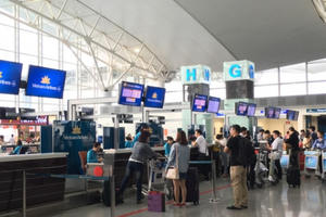 Từ 1/10, khách đi máy bay phải “gánh” thêm nhiều khoản phí
