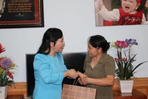 Bộ trưởng Bộ Y tế hát 'Người con gái sông La' tặng nữ anh hùng La Thị Tám