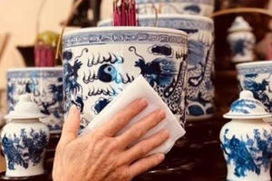 Bao sái ban thờ và rút tỉa chân nhang trước hay sau khi cúng ông Công ông Táo?