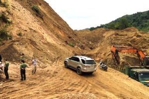 Bắt quả tang nhóm đối tượng khai thác quặng trái phép ở Hà Giang
