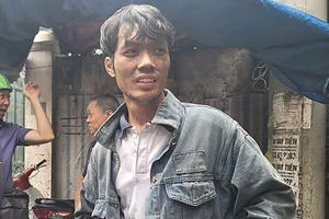 Tặng bằng khen shipper lao vào biển lửa cứu người trong vụ cháy kinh hoàng ở chung cư mini