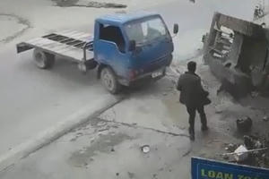 Video ghi lại cảnh máy múc trên xe tải lật xuống đè chết người đàn ông
