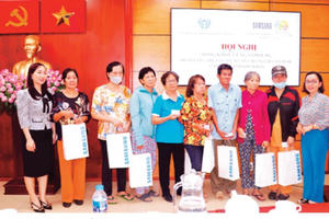 Tấm thẻ trao đi, nghĩa tình ở lại