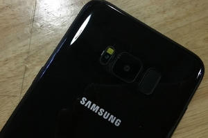 Lộ diện chùm ảnh của Galaxy S8 màu đen bóng Lộ diện chùm ảnh của Galaxy S8 màu đen bóng