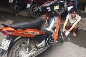 Nam thanh niên liều lĩnh cướp xe máy, rút dao đâm trung úy CSGT