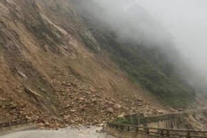 Sạt lở gây tắc nghẽn đường lên Cửa khẩu Quốc tế Cầu Treo