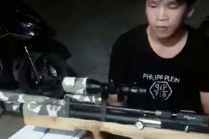 Trai làng 'thủ' súng tự chế 'đi chơi' tối