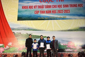 Hai học sinh bản Mông và ý tưởng chiết xuất lá đào thành cao chữa ghẻ