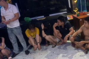 Quảng Ninh: "Đột kích" quán karaoke, bắt quả tang nhóm nam, nữ sử dụng trái phép chất ma tuý