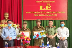 Bình Phước: Khen thưởng 2 công dân bắt đối tượng vận chuyển trái phép chất ma túy