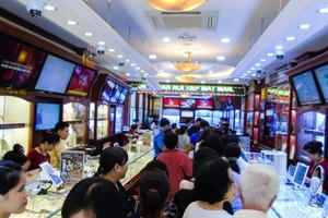 Giá vàng lên "đỉnh" 40 triệu đồng/lượng: Người người "rồng rắn" đến cửa hàng vàng