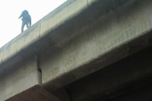 Hà Nội: Nam thanh niên đi bộ trên lan can đường vành đai 3